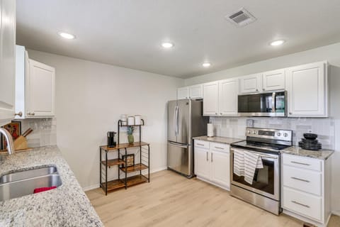 Fenced-In Yard Family Home 4 Mi to Dtwn Killeen! House in Killeen