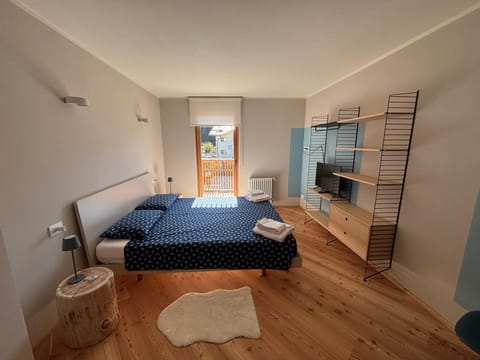 Bed, TV and multimedia, Photo of the whole room, Bedroom, towels, wardrobe