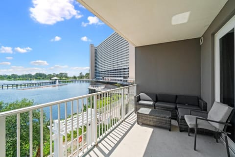 Property building, View (from property/room), Balcony/Terrace, Seating area, Lake view