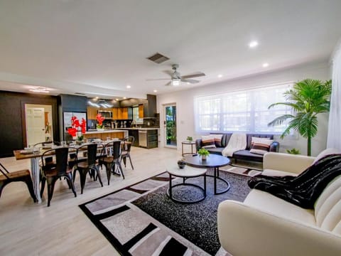 Dania Beach 3-bedroom house - Pool,Parking,Grill House in Dania Beach