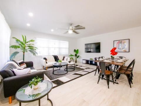 Dania Beach 3-bedroom house - Pool,Parking,Grill House in Dania Beach