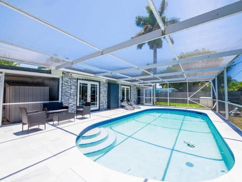 Dania Beach 3-bedroom house - Pool,Parking,Grill House in Dania Beach