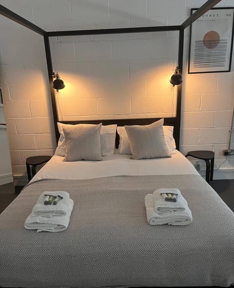 Bed, Bedroom, towels