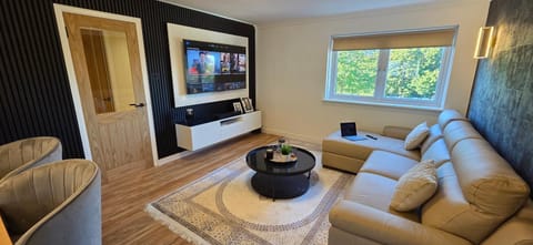 Communal lounge/ TV room, TV and multimedia, Living room, Seating area, Evening entertainment