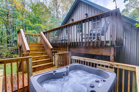 Hot Tub Haven 10 Mi to Hocking Hills State Park! House in Ohio