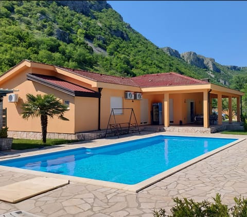 Property building, Day, Natural landscape, Mountain view, Pool view, Swimming pool, sunbed