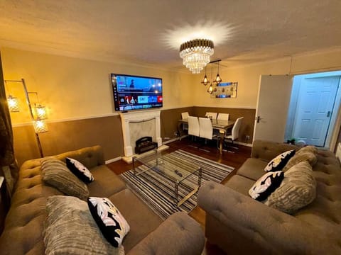 Communal lounge/ TV room, TV and multimedia, Living room, Seating area, Evening entertainment