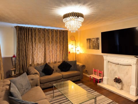 Likewise Modern Two bedrooms Home for 4 in Glasgow Area Apartment in Glasgow