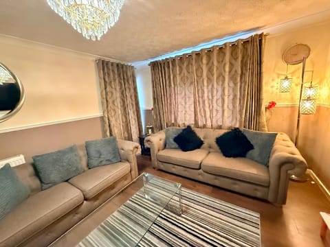 Likewise Modern Two bedrooms Home for 4 in Glasgow Area Apartment in Glasgow