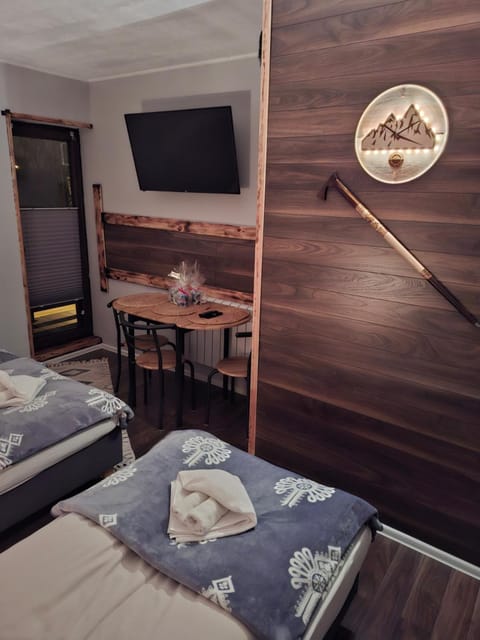 Bed, TV and multimedia, Photo of the whole room, Bedroom, towels