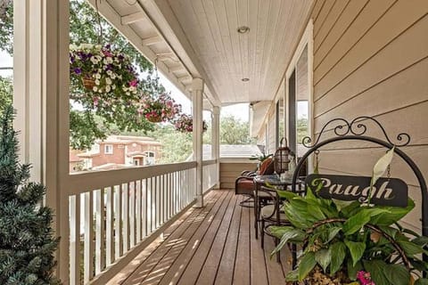 Property building, Day, Balcony/Terrace
