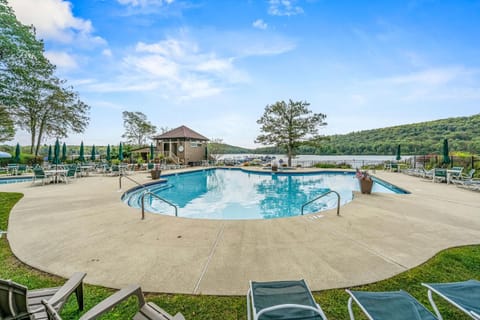 Epic Views and Pool Access! Gem on Big Boulder Lake Apartment in Big Boulder Lake