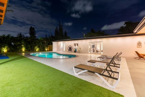 Garden, Swimming pool, sunbed