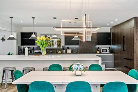 Kitchen or kitchenette, Dining area, kitchen