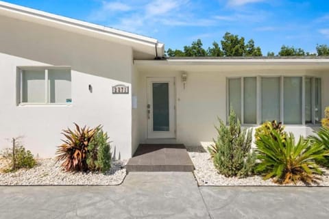 Property building, Facade/entrance, Lobby or reception