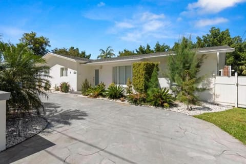 Property building, Facade/entrance, Lobby or reception