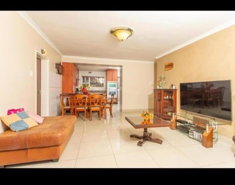 Communal lounge/ TV room, TV and multimedia, Living room, Seating area, Dining area, Evening entertainment
