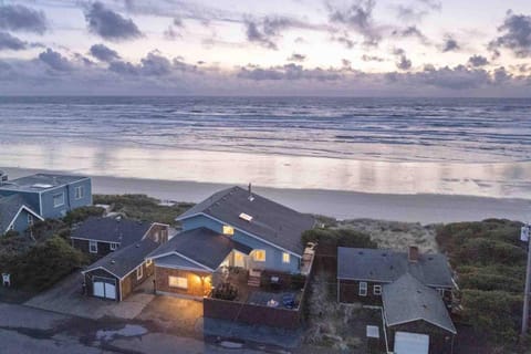 Beachfront Family Sanctuary House in Rockaway Beach