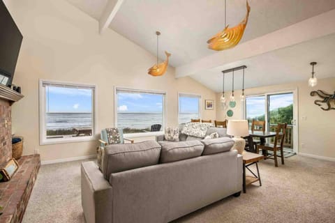 Beachfront Family Sanctuary House in Rockaway Beach