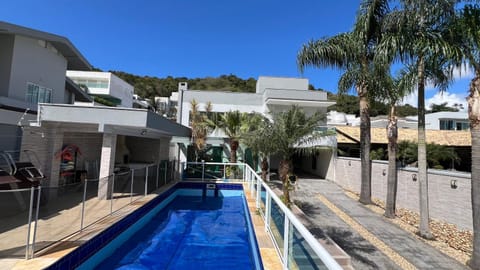 Property building, Day, BBQ facilities, Garden, Pool view, Swimming pool, Swimming pool, Parking