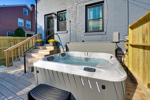 3 Mi to Dtwn Updated Home with Hot Tub in Lexington Apartment in Lexington