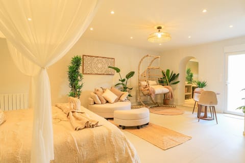 Bed, Living room, Photo of the whole room, Bedroom