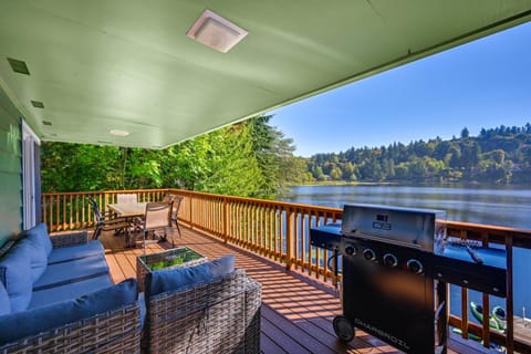 Private Dock and Fire Pit Lakefront Gem in Olympia House in Washington