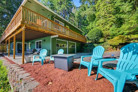 Private Dock and Fire Pit Lakefront Gem in Olympia House in Washington