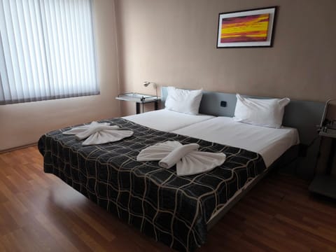 Photo of the whole room, Bedroom, towels