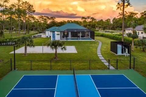 Garden, Tennis court