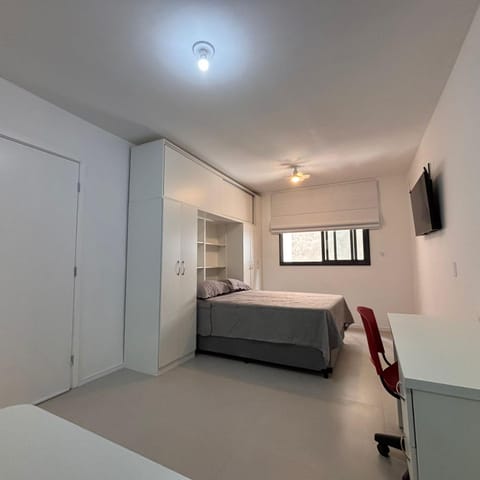 Bed, TV and multimedia, Photo of the whole room, Bedroom, wardrobe