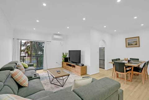TV and multimedia, Living room, Seating area, Dining area