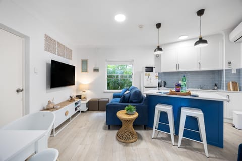 TV and multimedia, Kitchen or kitchenette, Living room, Seating area, Dining area