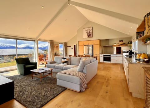 Living room, Dining area, Mountain view, kitchen