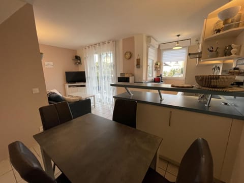 Appartement 1er étage avec terrasse, proche plage et port, Arzon - FR-1-775-34 Apartment in Arzon