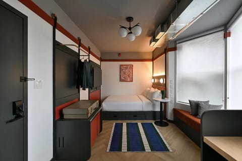 Bed, TV and multimedia, Photo of the whole room, Seating area, Bedroom