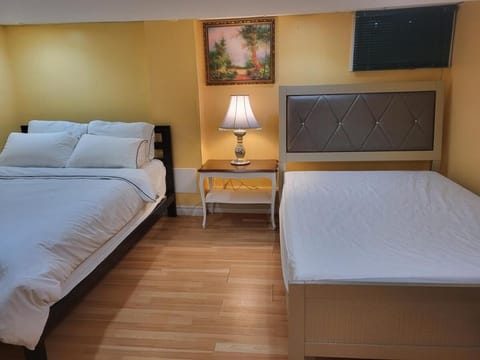 75 inch high mud house with separate entrance and exit, one bedroom, one living room, private bathroom, there is a cute cat, a few minutes walk to many restaurants, 8 minutes drive to the big waterfall House in Niagara Falls