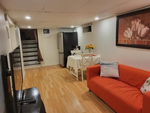 75 inch high mud house with separate entrance and exit, one bedroom, one living room, private bathroom, there is a cute cat, a few minutes walk to many restaurants, 8 minutes drive to the big waterfall House in Niagara Falls