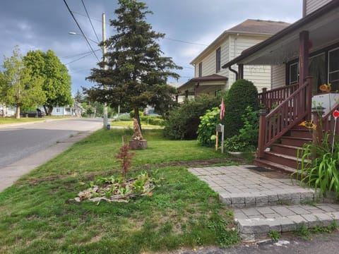 75 inch high mud house with separate entrance and exit, one bedroom, one living room, private bathroom, there is a cute cat, a few minutes walk to many restaurants, 8 minutes drive to the big waterfall House in Niagara Falls