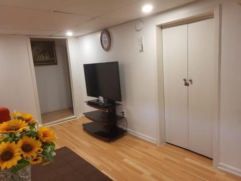 75 inch high mud house with separate entrance and exit, one bedroom, one living room, private bathroom, there is a cute cat, a few minutes walk to many restaurants, 8 minutes drive to the big waterfall House in Niagara Falls