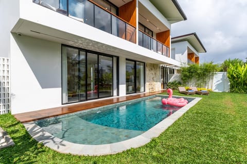 Property building, Patio, Spring, Day, Garden, Garden view, Pool view, Swimming pool, sunbed