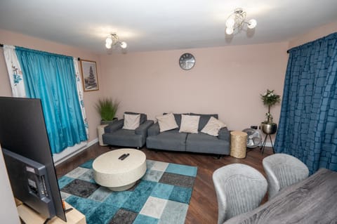 Communal lounge/ TV room, TV and multimedia, Living room, Seating area, Evening entertainment