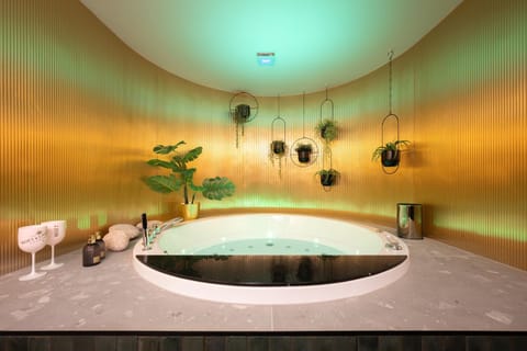 Hot Tub, Bathroom