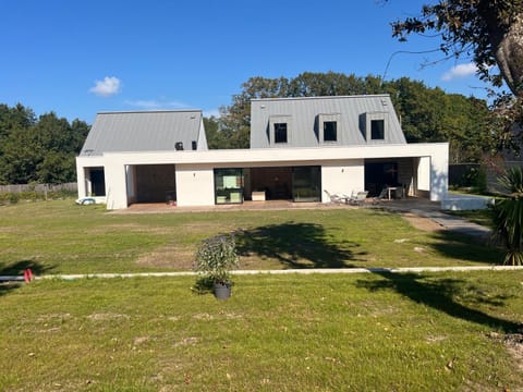 Beautiful south-facing architect's house! Villa in Brittany