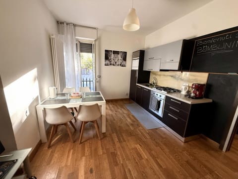 Kitchen or kitchenette, Dining area, oven, stove