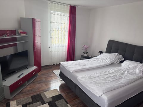 Bed, TV and multimedia, Photo of the whole room, Bedroom