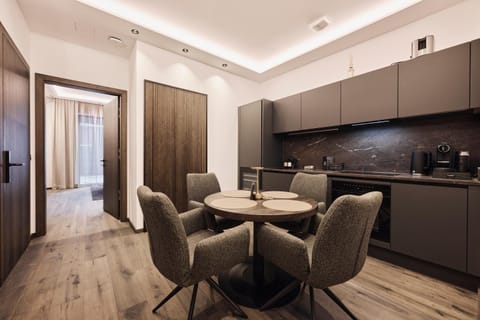 Kitchen or kitchenette, Dining area