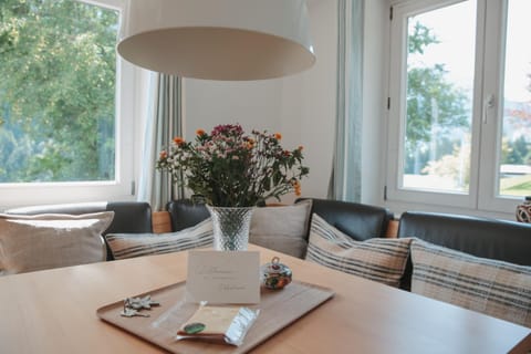 Seating area, Dining area