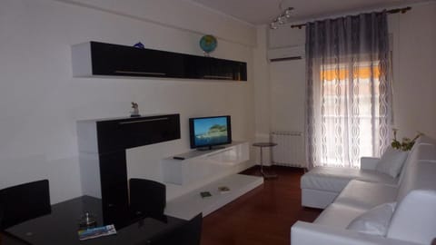 Bed, TV and multimedia, Living room, Photo of the whole room, Seating area