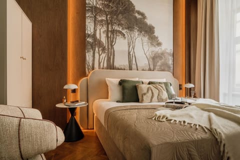 Bed, Photo of the whole room, Seating area, Bedroom